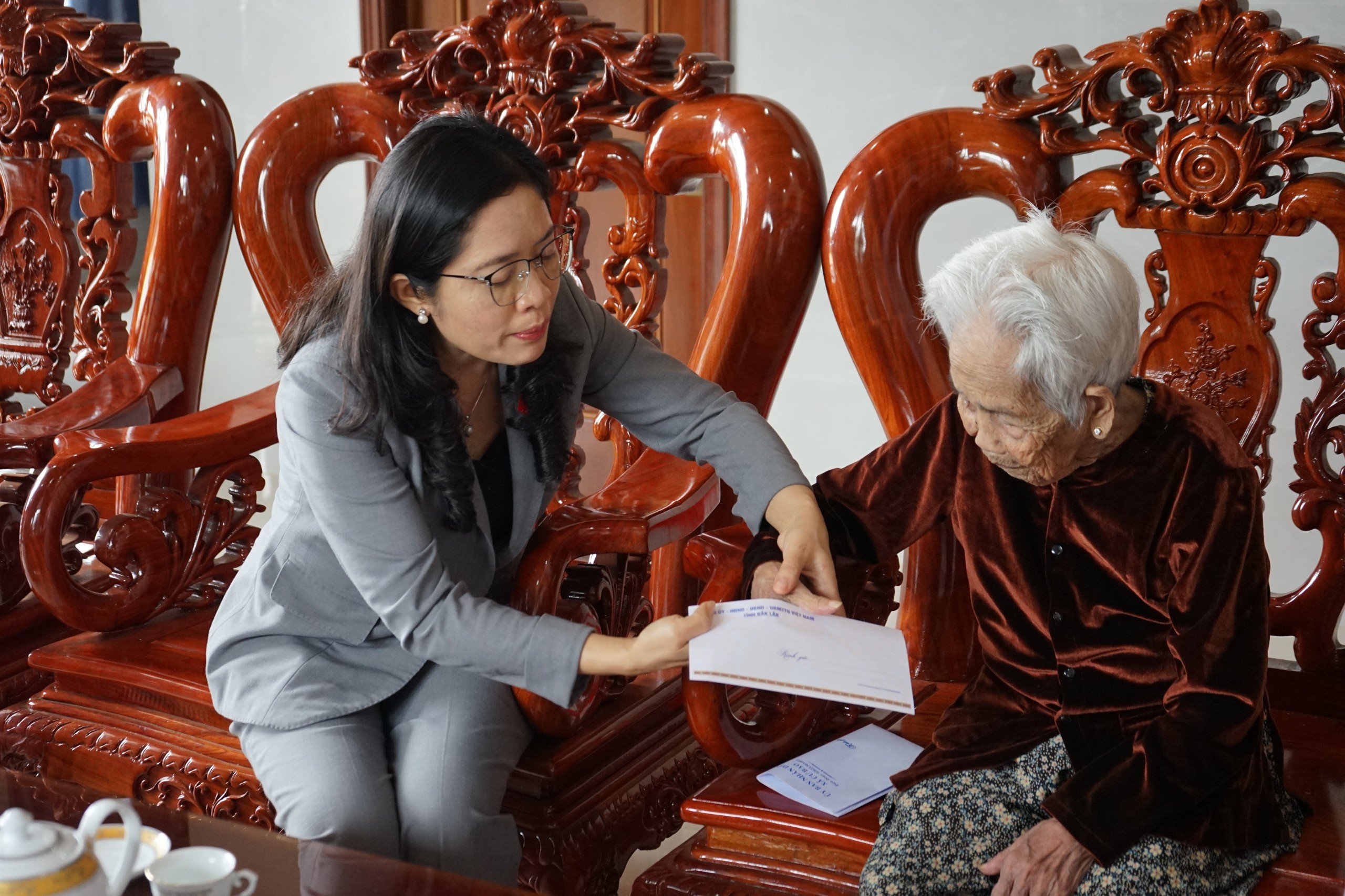 Đoàn Đại biểu Quốc hội tỉnh thăm, tặng quà người có công, gia đình chính sách tại thị xã Buôn Hồ